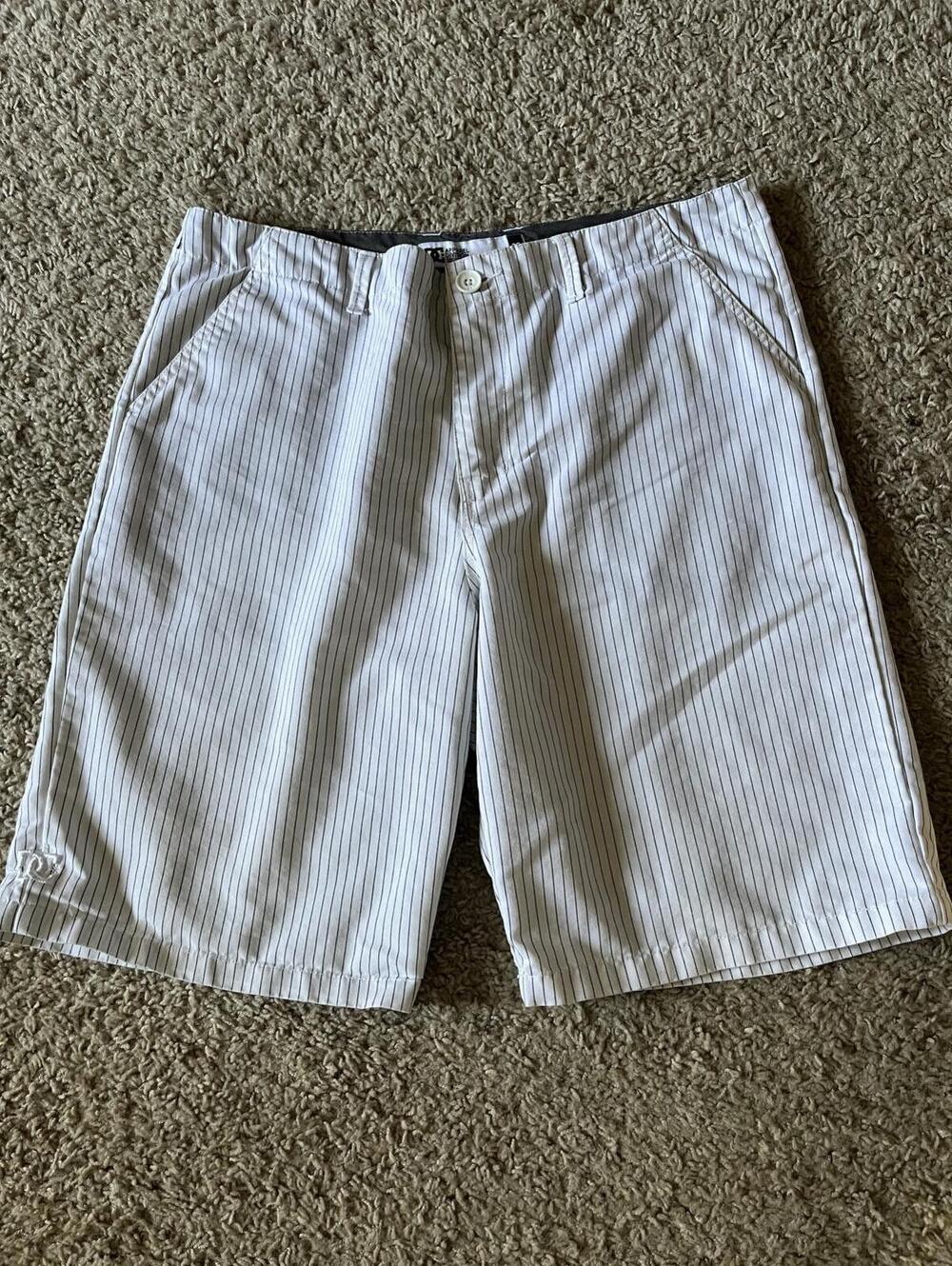 DC Apparel Division Men's White Pinstripe Shorts Size 36